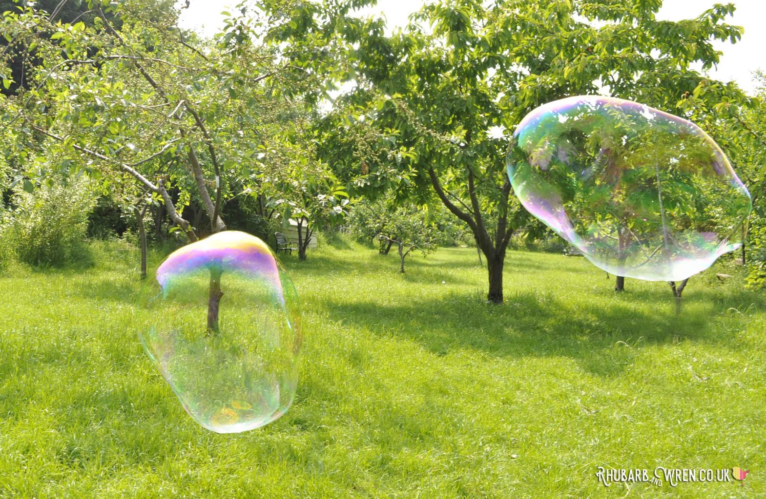 bulles géantes faites avec une recette de mélange à bulles bricolage